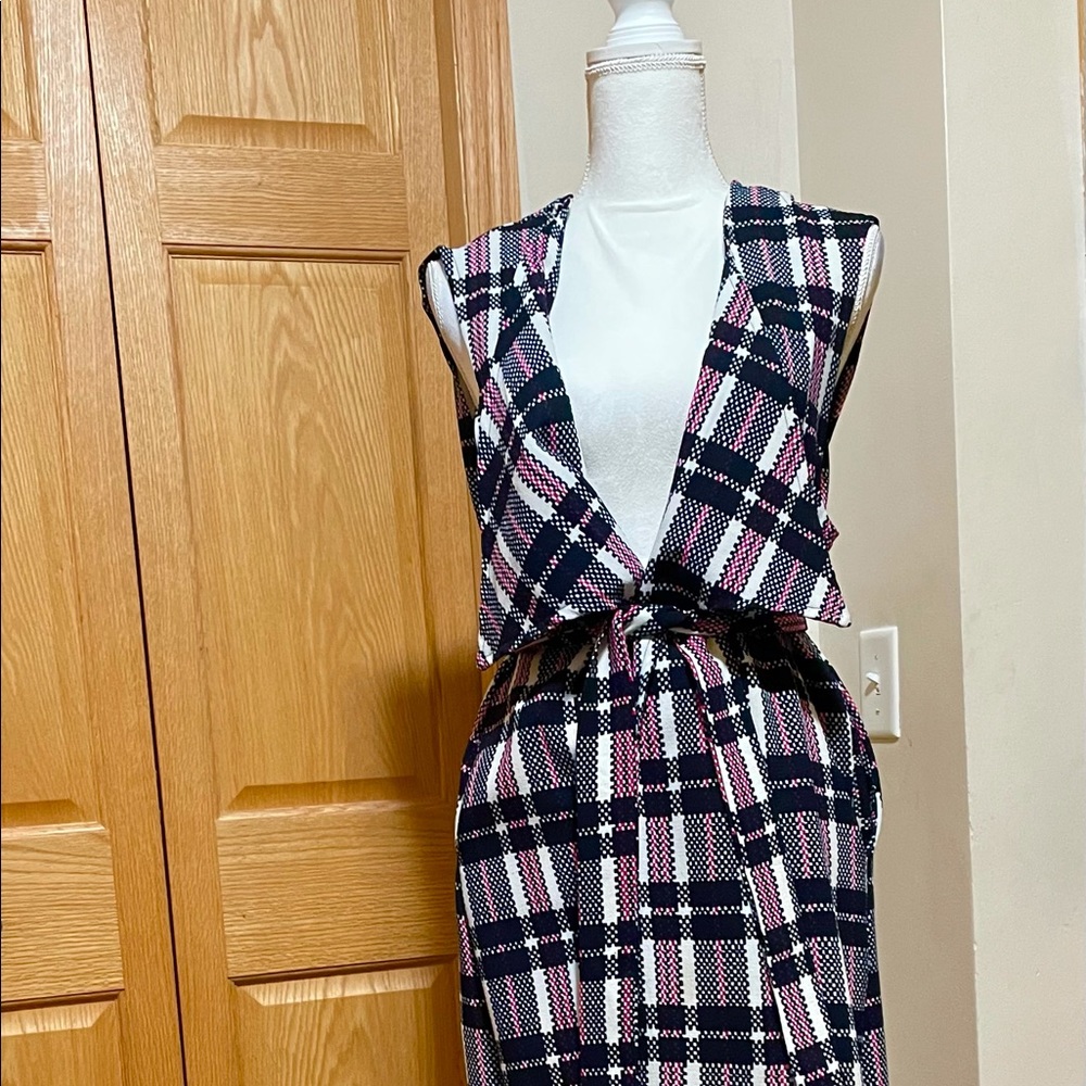 Sleeveless trench coat with pockets!